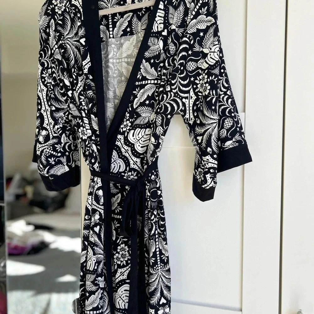 Soma cool nights -Black and White Floral Kimono Robe